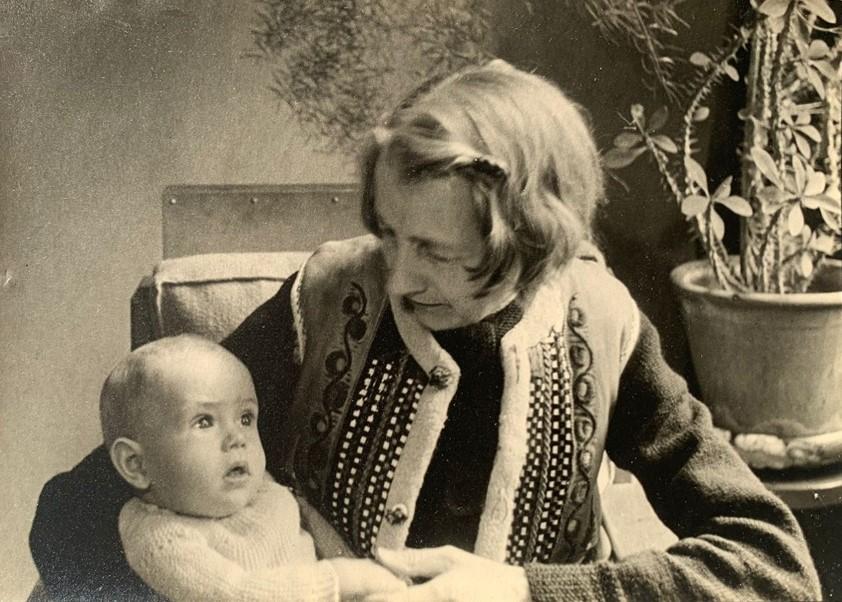 ‘Tante Sanne Bruinier avec petite nièce (Veronica)’, ongedateerd, particuliere collectie. Veronica is de kleindochter van Hélène Droogleever-Fortuyn-Bruinier.