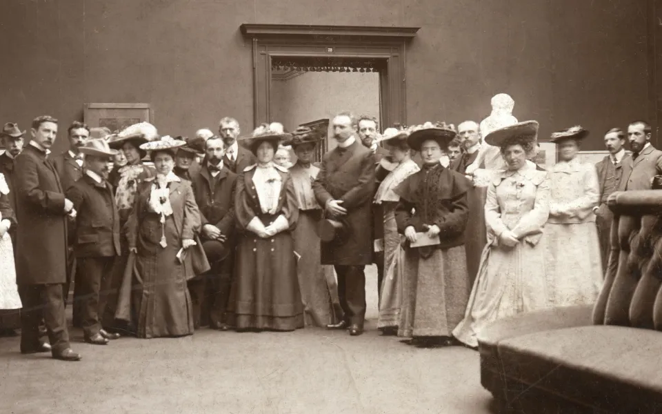 Kunstenaarsverenigingsleden bezoeken een tentoonstelling