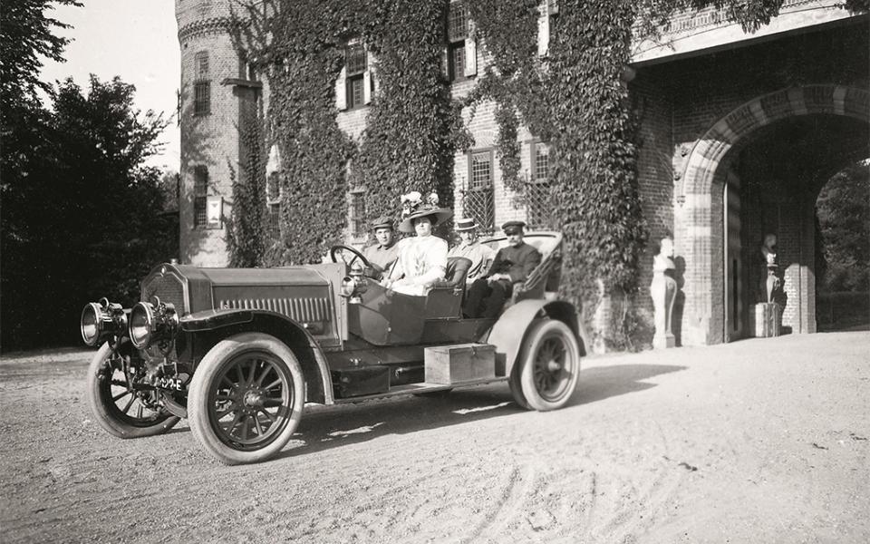 Hélène in haar Dion Bouton met zoon Hélin aan het stuur, ca. 1900. 