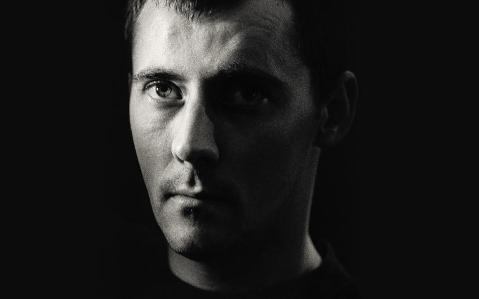 zwart wit portret van kunstenaar david robilliard gemaakt door fotograaf paul evans