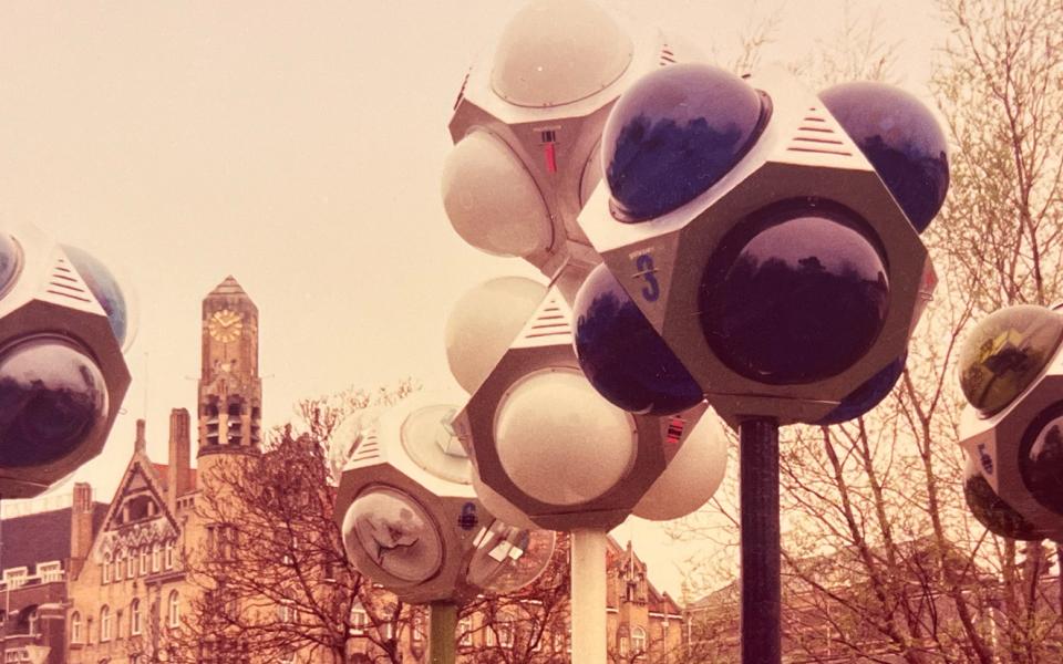 Kinetische objecten door Frans en Marja de Boer Lichtveld in het Leidsebosje in Amsterdam in 1975