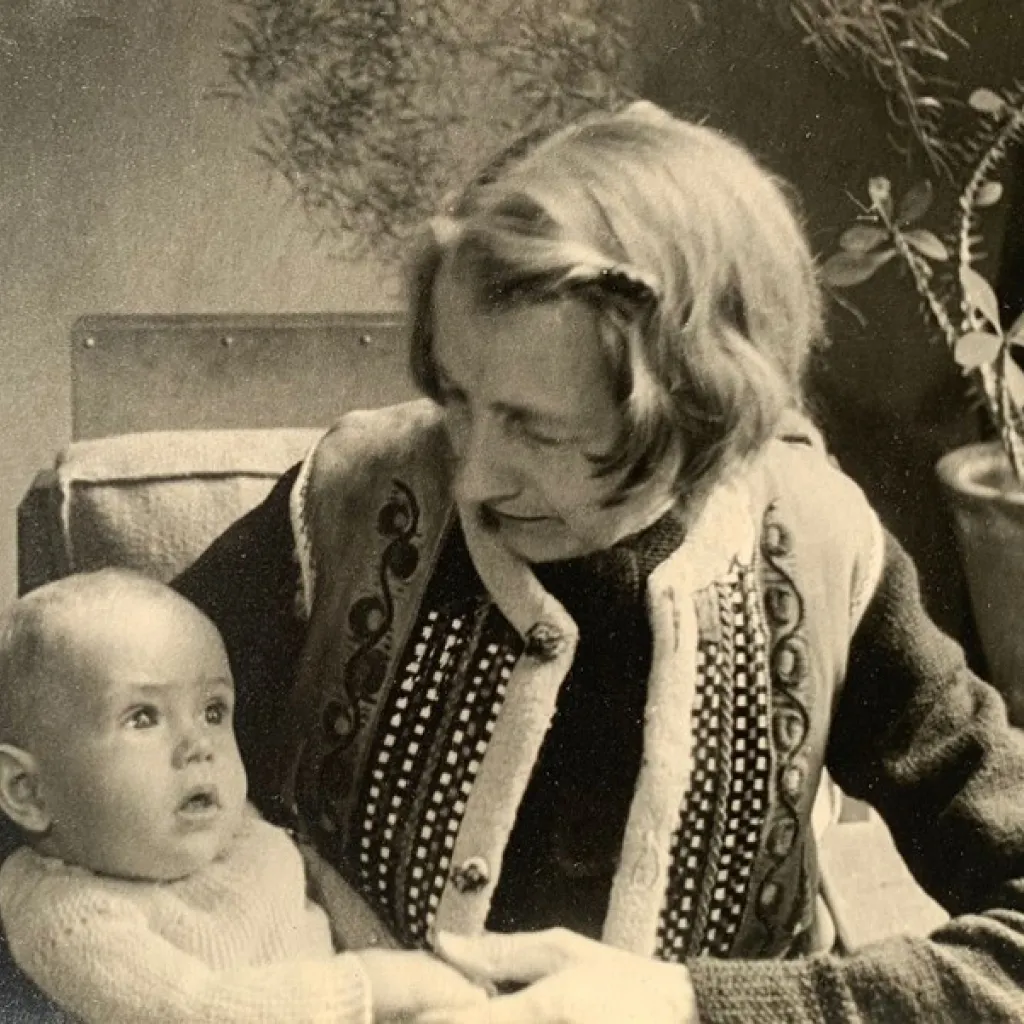 ‘Tante Sanne Bruinier avec petite nièce (Veronica)’, ongedateerd, particuliere collectie. Veronica is de kleindochter van Hélène Droogleever-Fortuyn-Bruinier.
