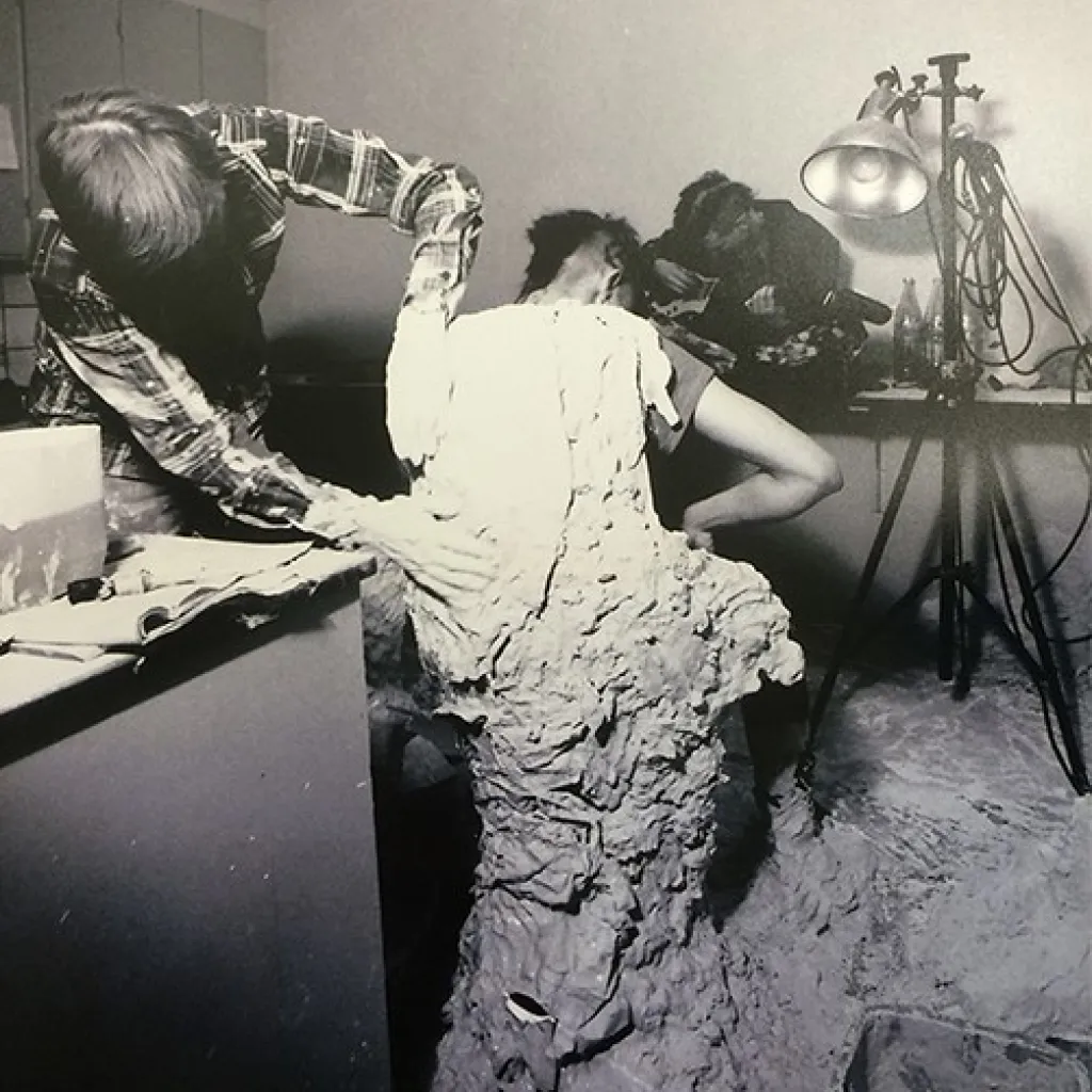 Pálsson maakt een afgietsel van een punkoptreden voor The Anti-Society League Concert, 1982, Norrköpings Konstmuseum, foto: Carina Hedén