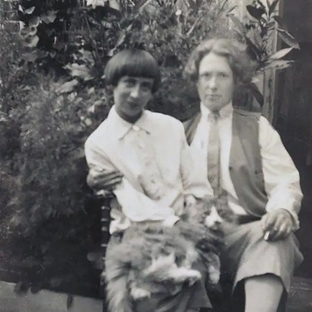 Brugman (Til) (rechts) en Hannah Hoch, met poes Nina 