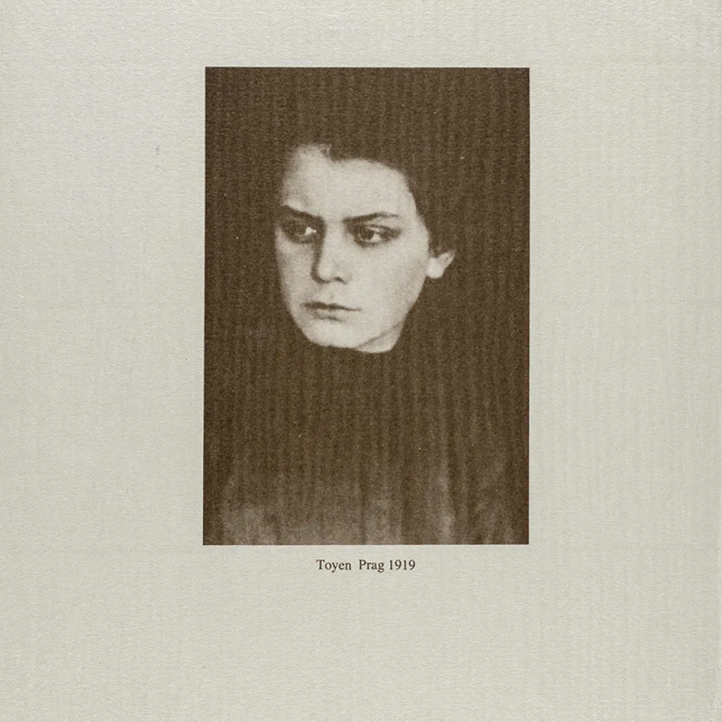 Portretfoto van Toyen op 17-jarige leeftijd, 1985, Persdocumentatie, collectie RKD 