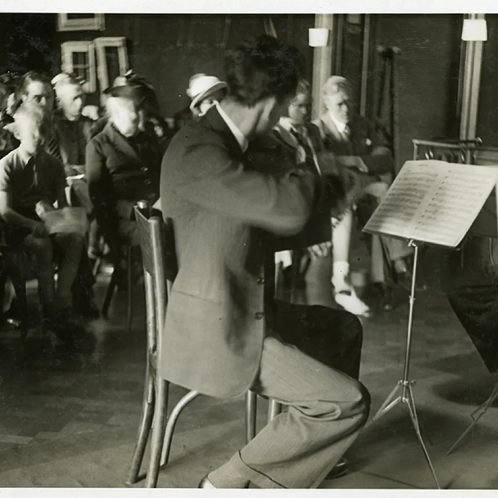 Foto van Alexander Voormolen en het Nieuw Hollandsch Strijkkwartet tijdens het eerste concert in de Potterzaal van het Mauritshuis