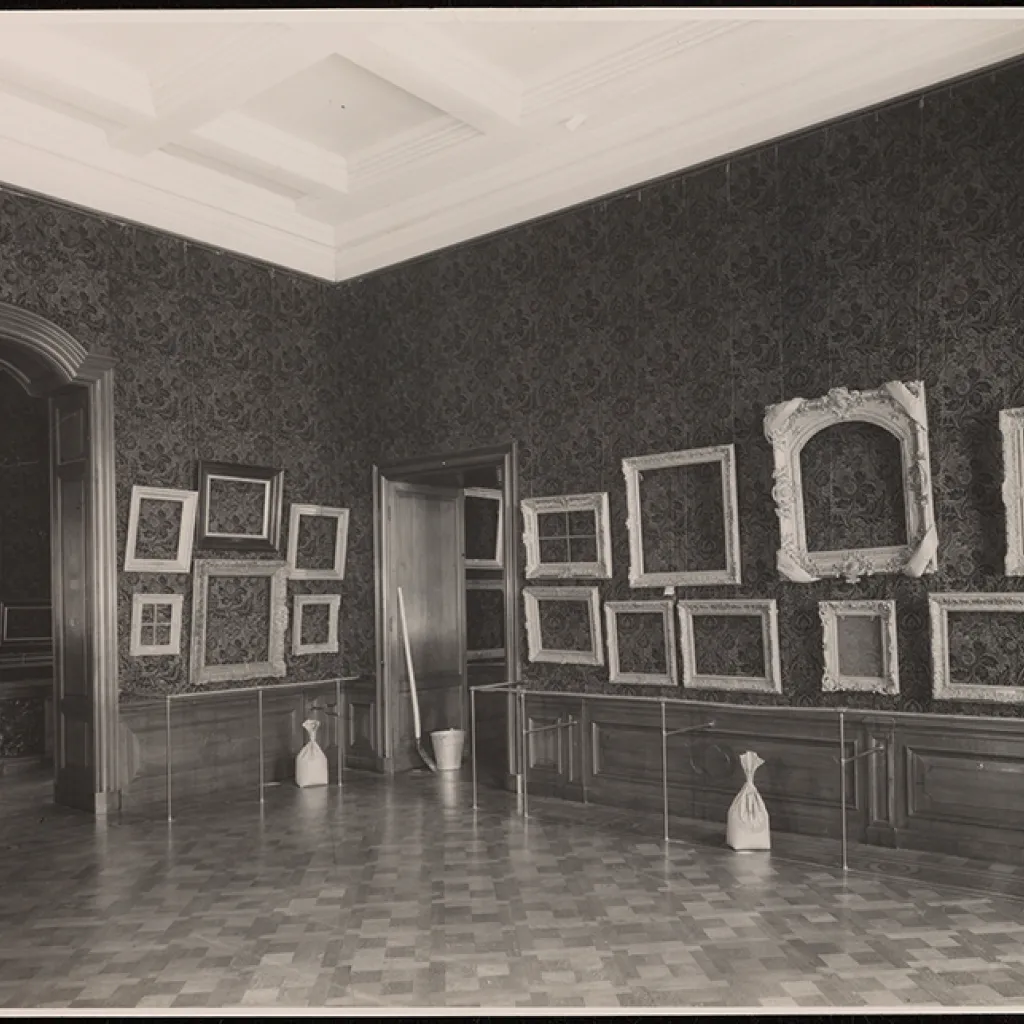 Foto van lege lijsten in de Rembrandtzaal van het Mauritshuis