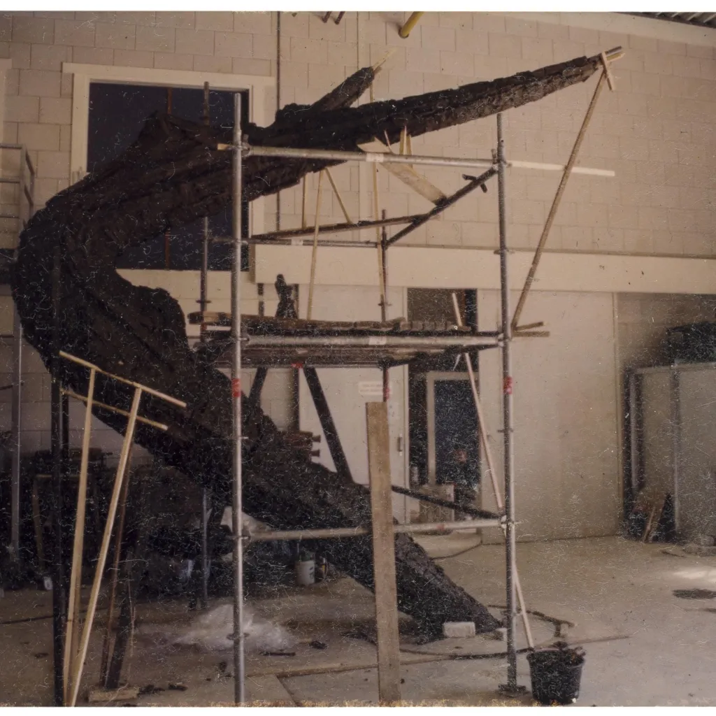 Sculptuur van vrouwenfiguur, nog in de steigers, in de werkplaats van Erwin de Vries