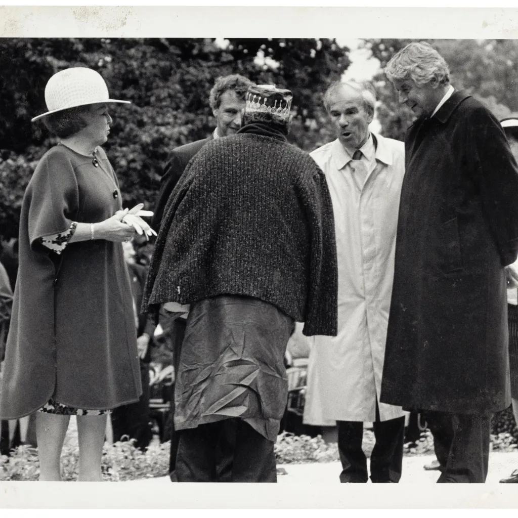 Koningin Beatrix bij de onthulling van het slavernijmonument