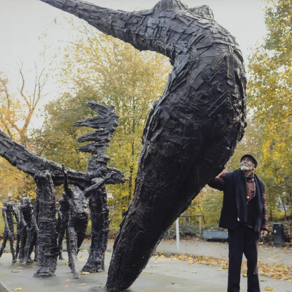 Erwin de Vries staat naast het slavernijmonument