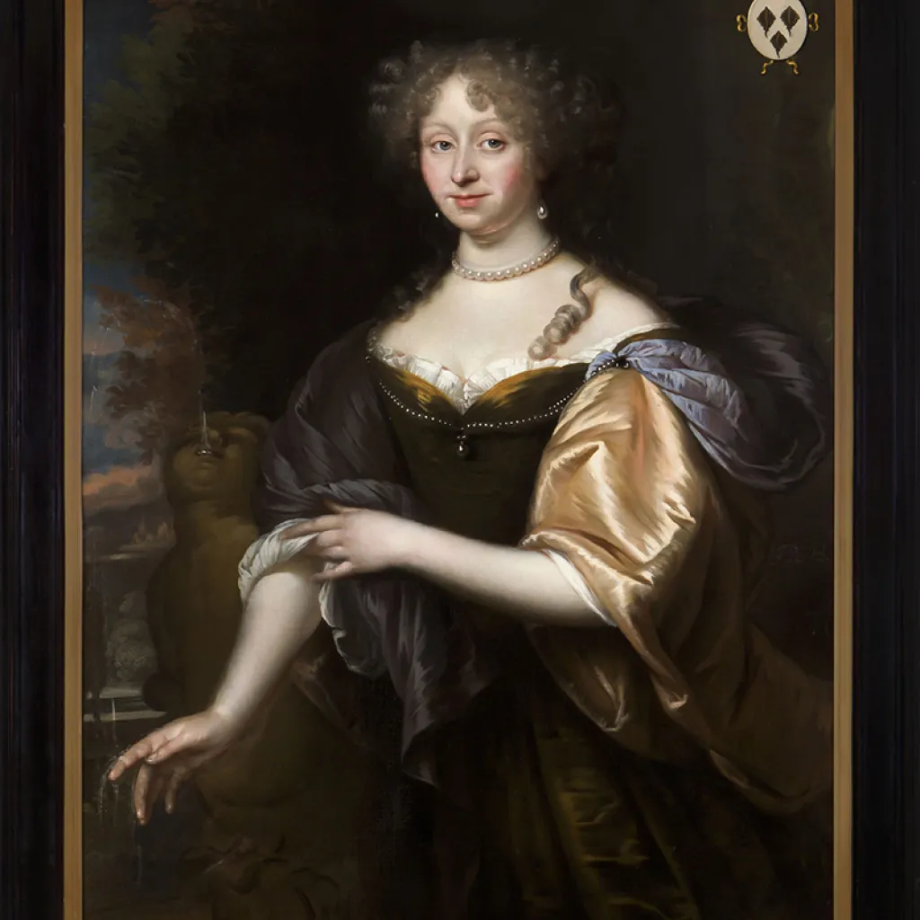 portret van witte vrouw met zwart en goude jurk aan