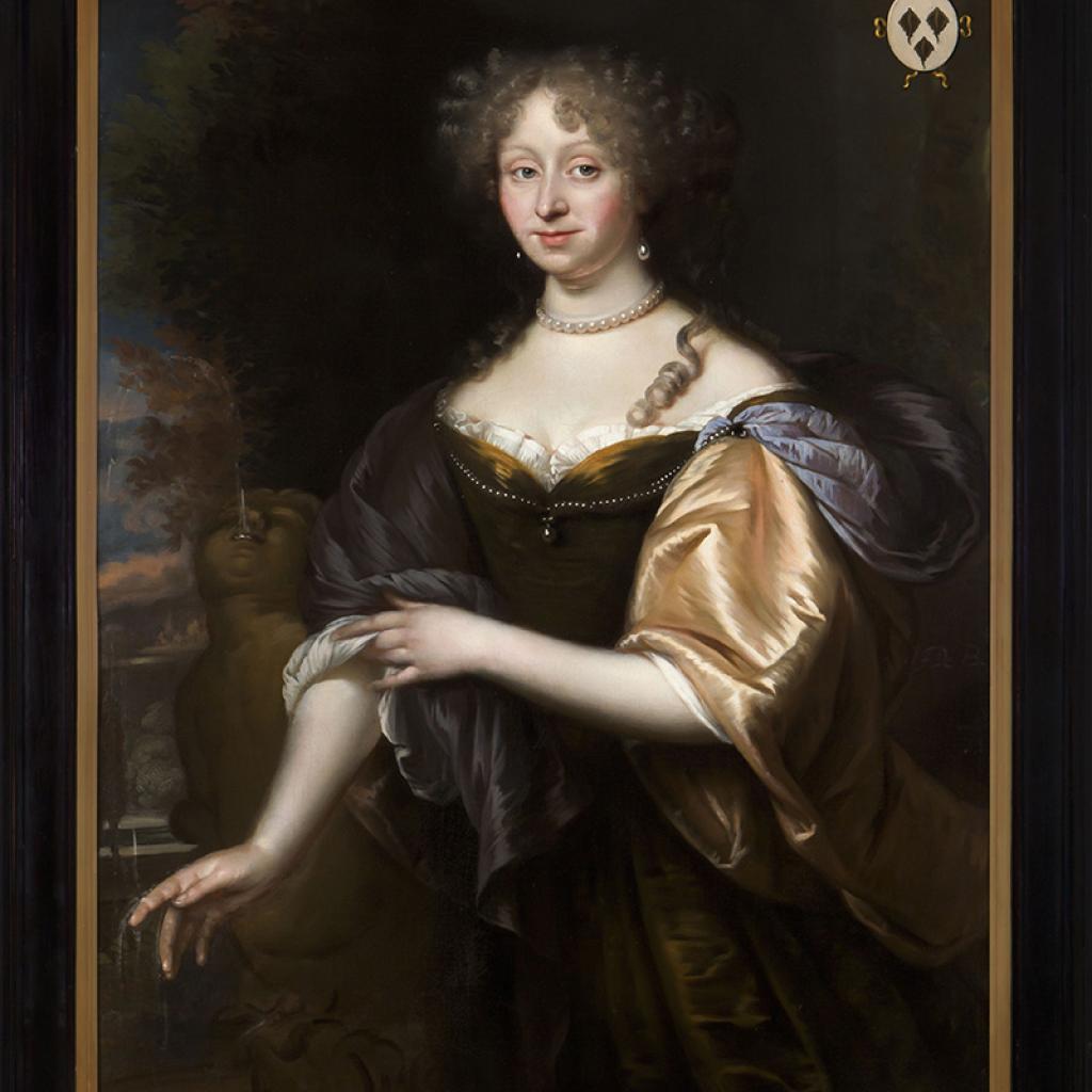 portret van witte vrouw met zwart en goude jurk aan