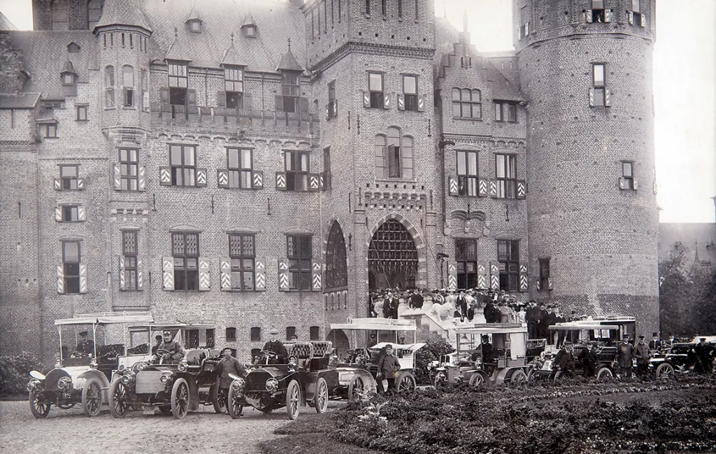 Op 26 september 1903 kwamen de leden van de Nederlandse Automobiel Club (KNAC) een bezoek brengen aan Kasteel de Haar.&nbsp;