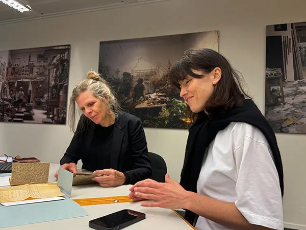 1. Suzanne Laemers, conservator vroege Nederlandse schilderkunst bij het RKD en Mariana Varchuk, onderzoeksconservator bij het Khanenko Museum, bekijken de notitieboekjes van Abraham Bredius