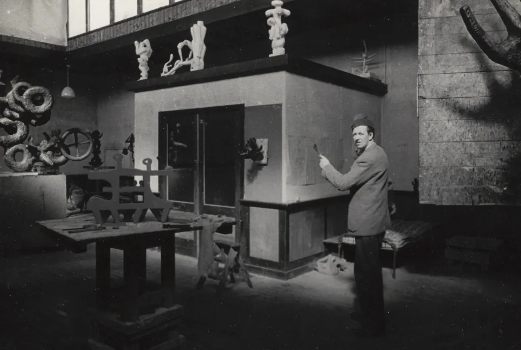 Lucebert, Atelierfoto met Willem Reijers, ca. 1957, collectie RKD