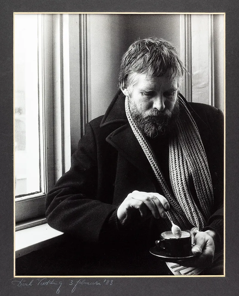 Aad van Houwelingen, (Zelf)portret in zijn atelier in De Smidse in Leiden, ca. 1975
