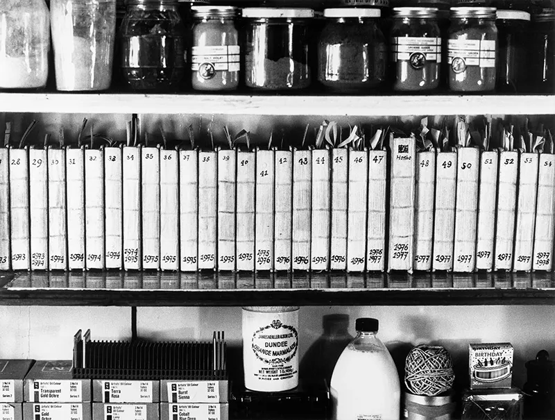 Aad van Houwelingen, Kast met materialen en een reeks notitieboekjes, ca. 1975