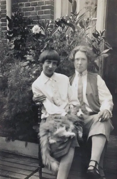Brugman (Til) (rechts) en Hannah Hoch, met poes Nina 