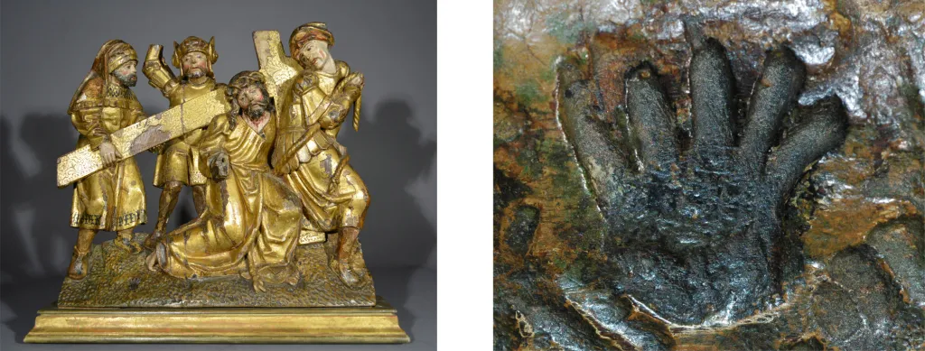 De kruisdraging, met links op de voorzijde de Antwerpse hand, het keurmerk van het Antwerpse Sint-Lucasgilde voor de kwaliteit van het hout, collectie Van der Velden-Teurlings, in bruikleen aan Museum M, Leuven 
