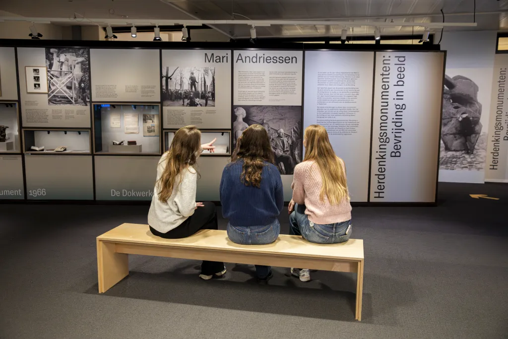 De expositie over Herdenkingsmonumenten bij het RKD