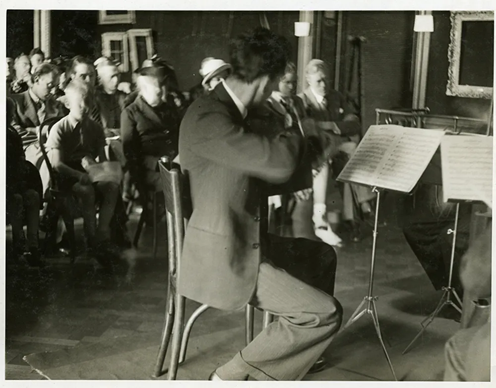 Foto van Alexander Voormolen en het Nieuw Hollandsch Strijkkwartet tijdens het eerste concert in de Potterzaal van het Mauritshuis