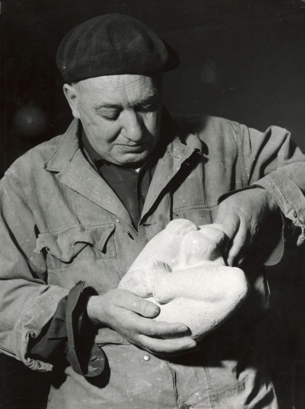 De beeldhouwer Fred Carasso met een beeld, ca. 1956