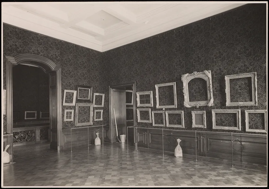 Foto van lege lijsten in de Rembrandtzaal van het Mauritshuis