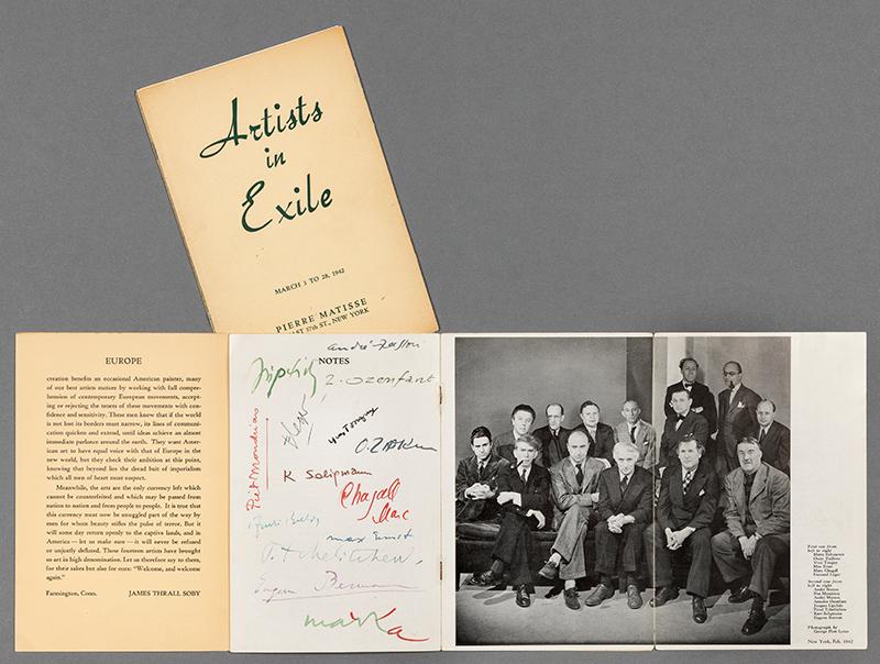 Voorzijde en binnenwerk van de tentoonstellingscatalogus Artist in Exile, voorzien van een handtekening en een groepsfoto van alle deelnemende kunstenaars.