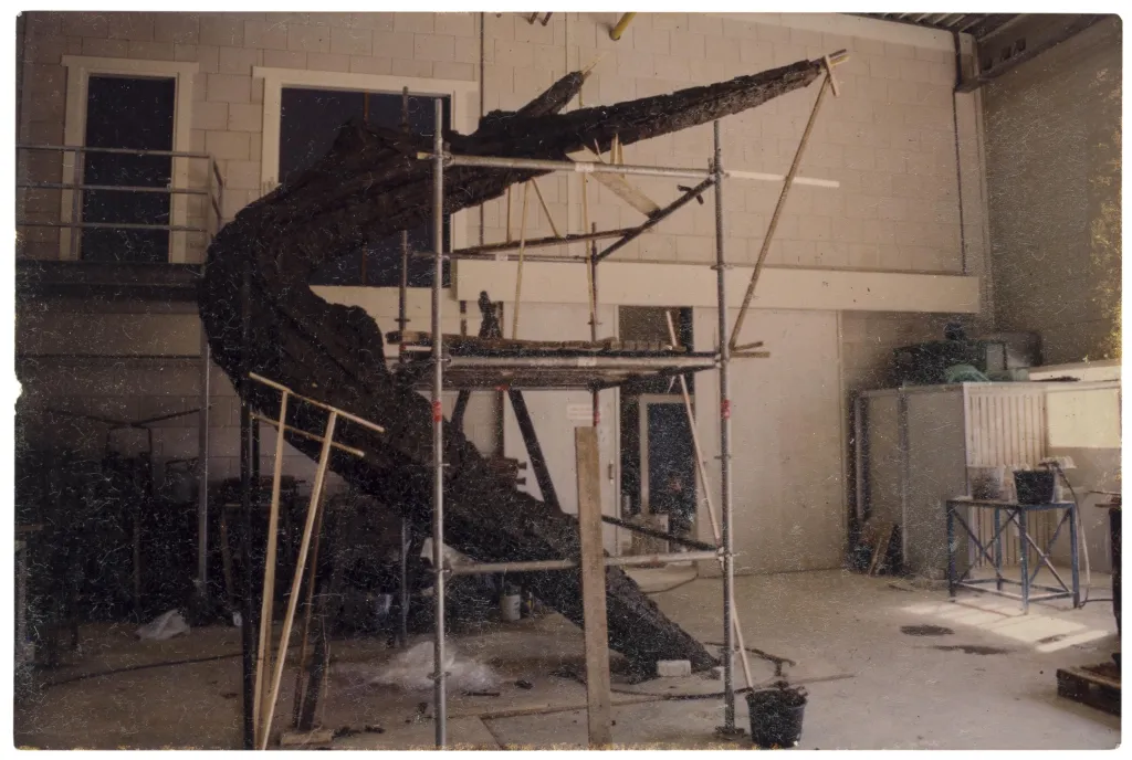 Sculptuur van vrouwenfiguur, nog in de steigers, in de werkplaats van Erwin de Vries