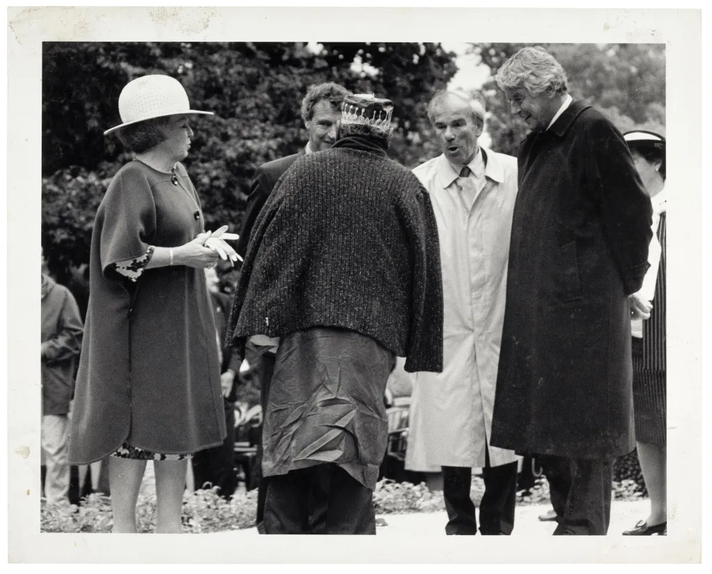 Koningin Beatrix bij de onthulling van het slavernijmonument