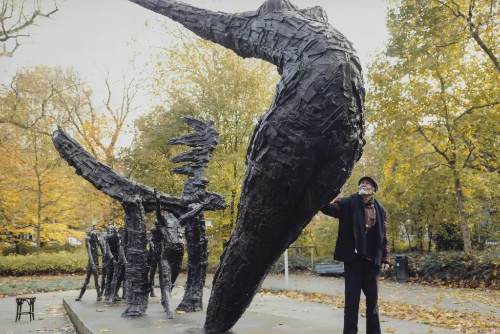 Erwin de Vries staat naast het slavernijmonument