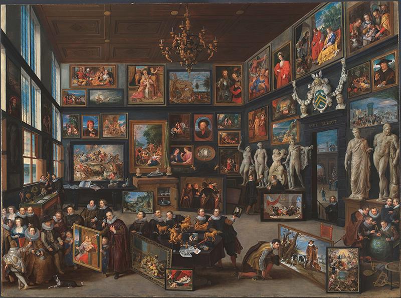 Meerdere mensen bevinden zich in een kunstkamer waarvan de wanden volledig bedekt zijn met schilderijen