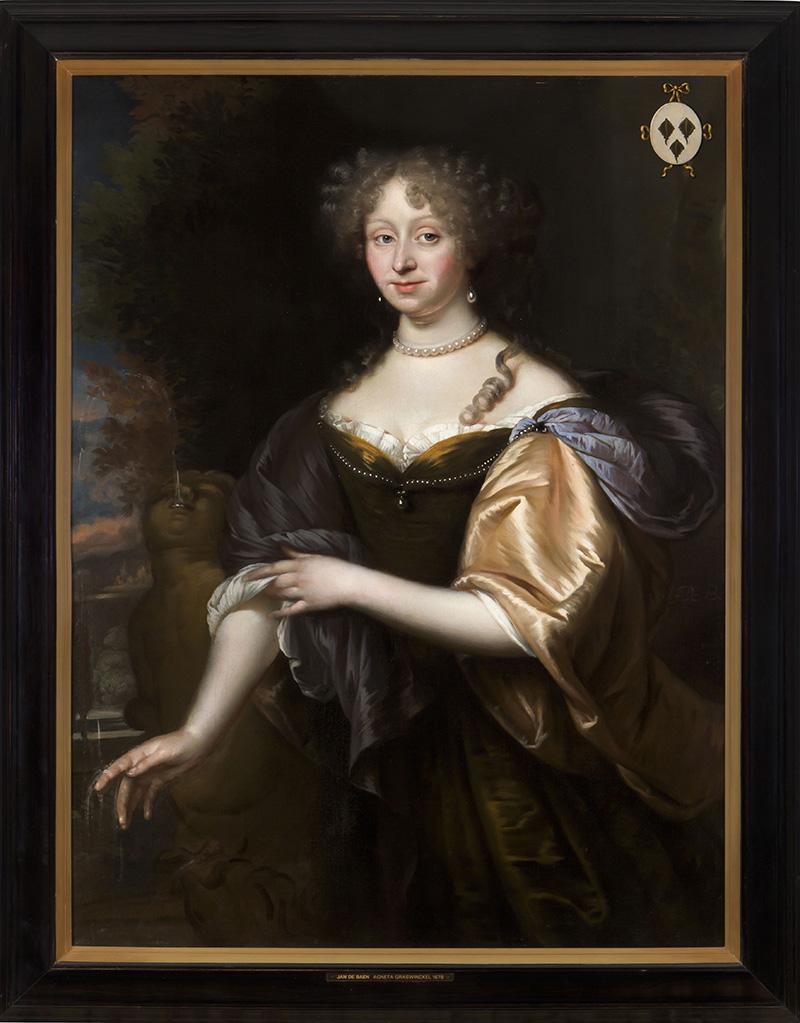 portret van witte vrouw met zwart en goude jurk aan