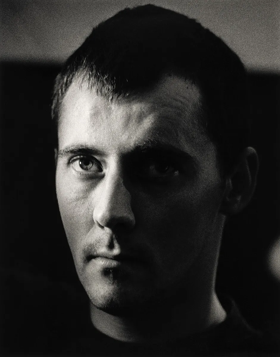 een zwart wit portretfoto van het hoofd van kunstenaar david robilliard door fotograaf paul evans