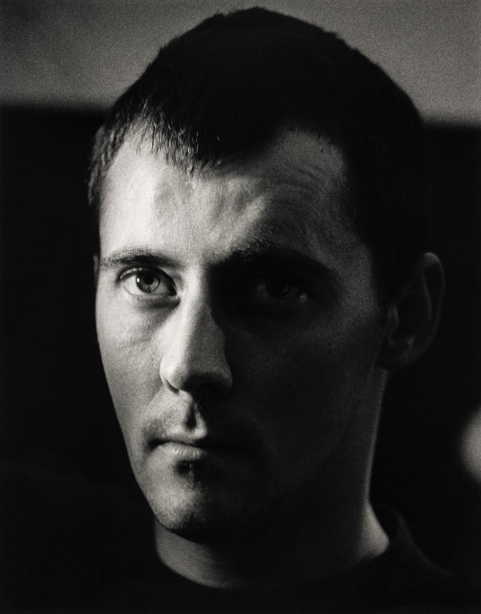 een zwart wit portretfoto van het hoofd van kunstenaar david robilliard door fotograaf paul evans