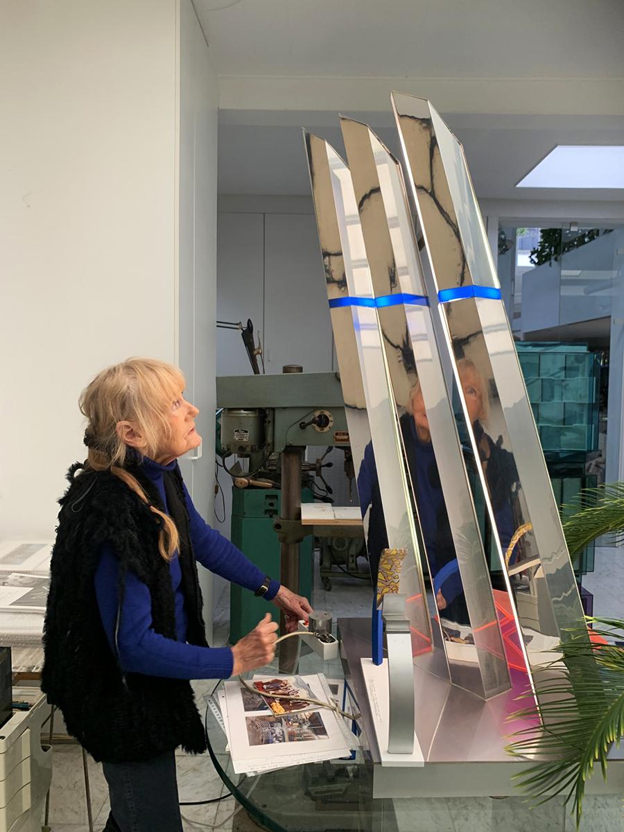 Portret van kunstenares Marja de Boer Lichtveld in haar atelier in 2026