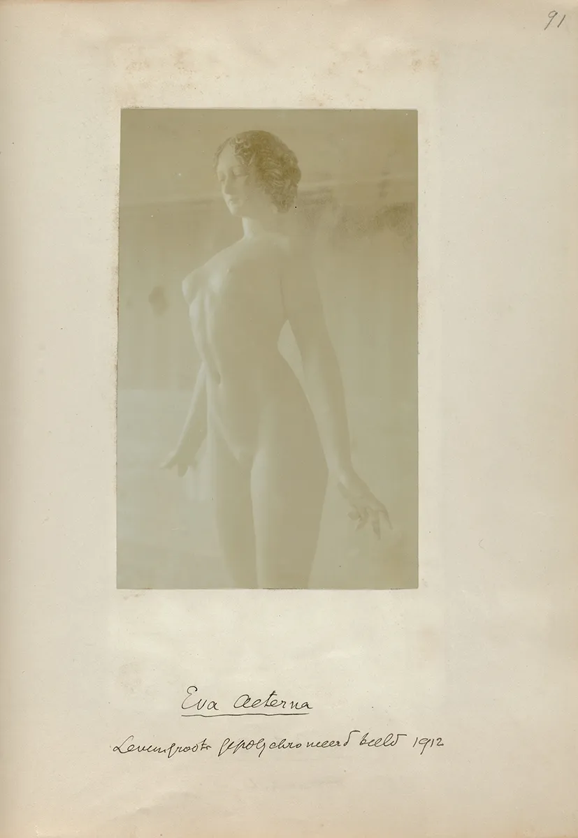 Foto van de Eeuwige Eva uit een album van kunstenaar Theo Molkenboer