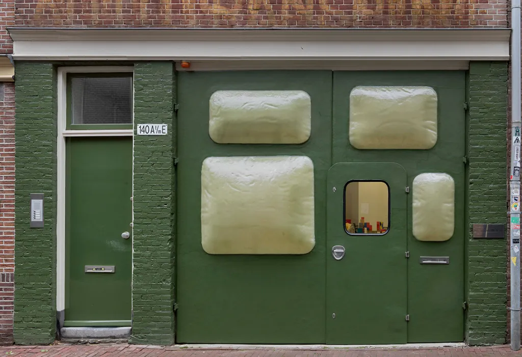Foto door Gert Jan van Rooij van de entree van Galerie Fons Welters door Atelier Van Lieshout