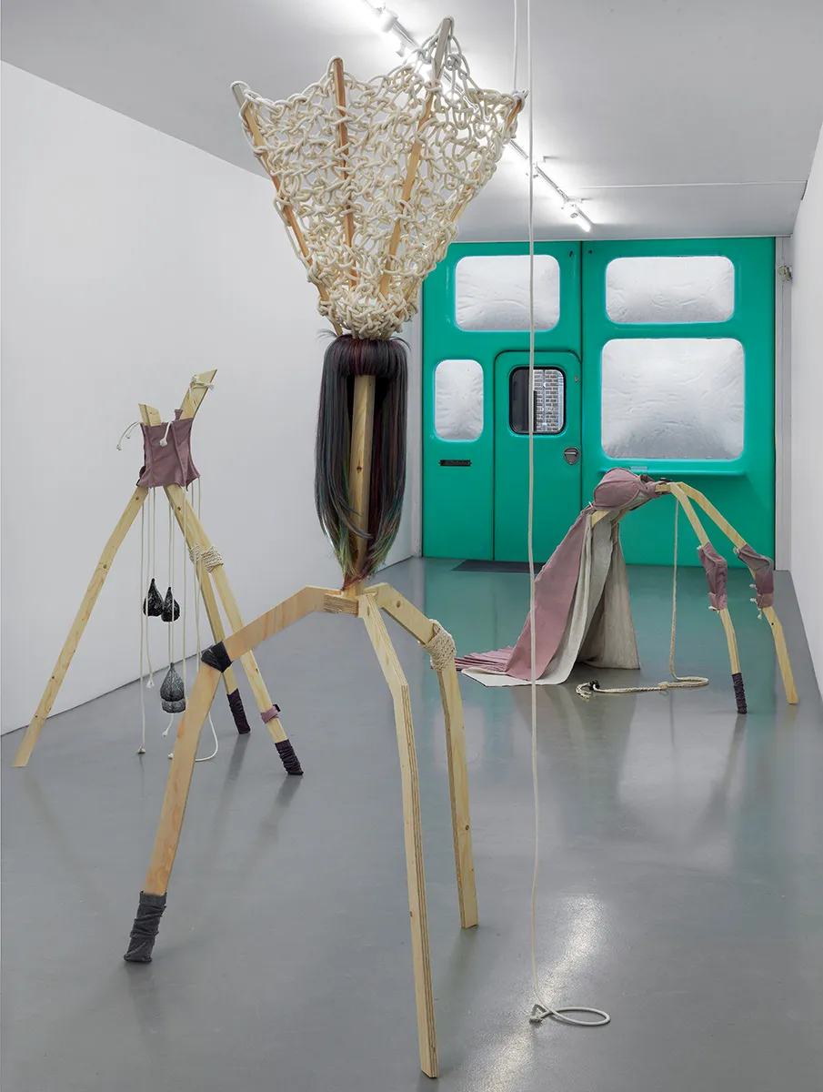 Foto door Gert Jan van Rooij van het kunstwerk The Captive van Mercedes Azpilicueta in Galerie Fons Welters