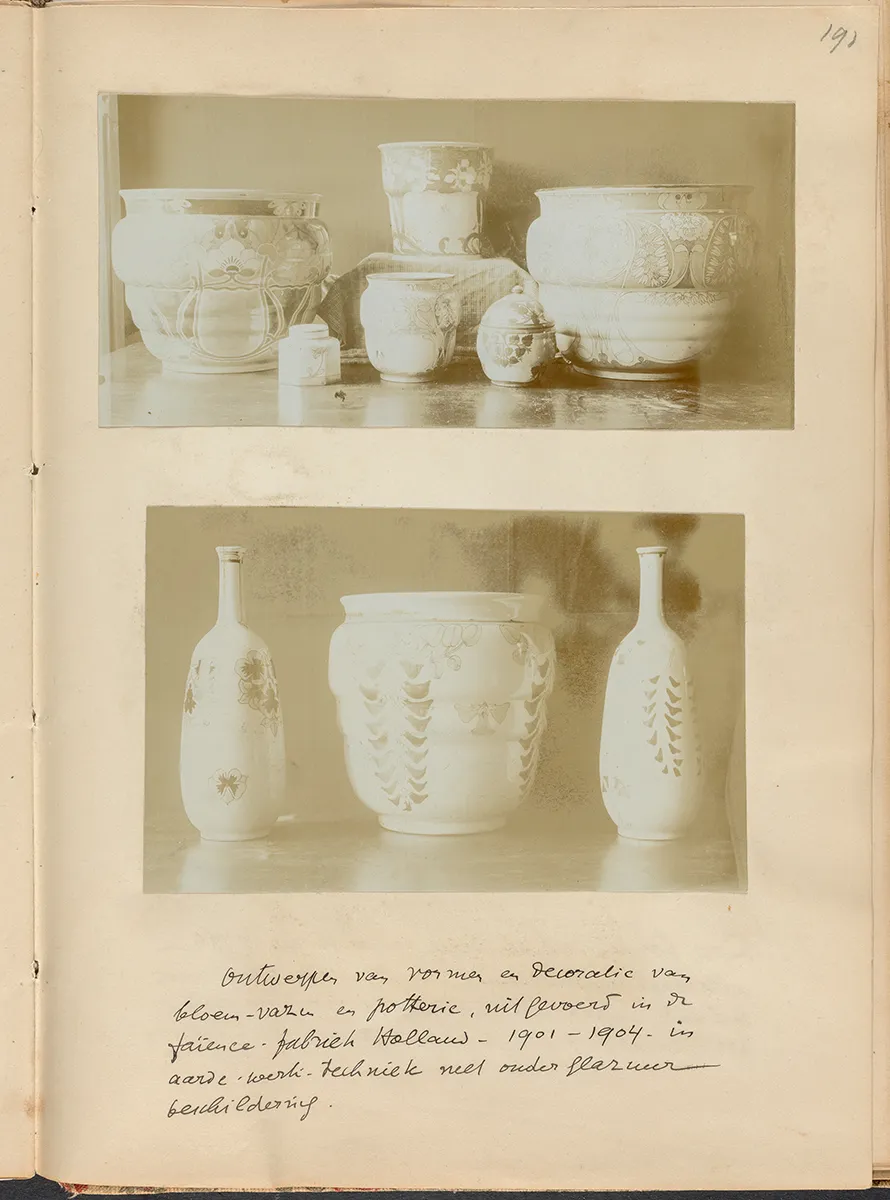 Album van Theo Molkenboer met foto's van ontwerpen van aardewerk
