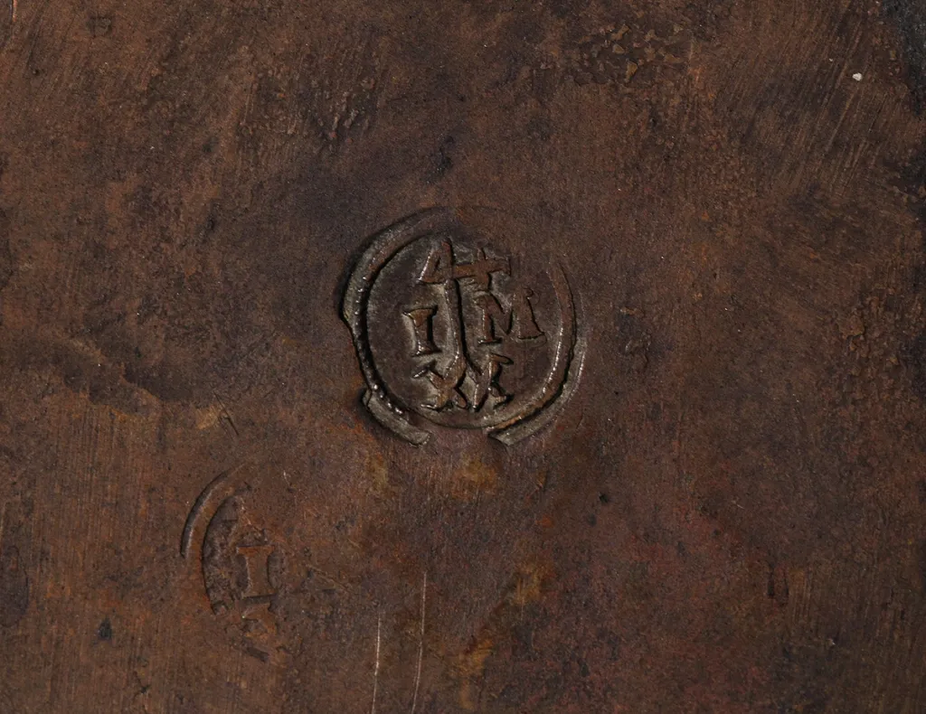 Vervaardigersmerk koperslagersmerk door Jan Michielsens op schilderij Bloemenkrans rond een voorstelling van de aanbidding van Christus
