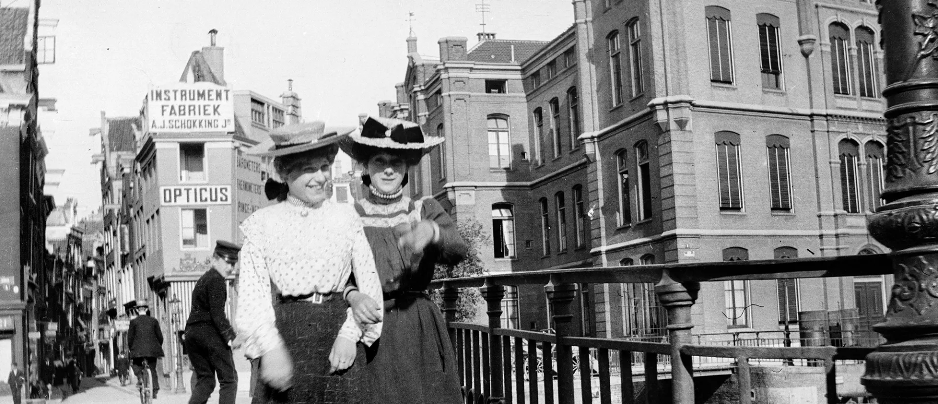 Fotoarchiefstuk van Breitener van twee vrouwen in Amsterdam in zwart en wit