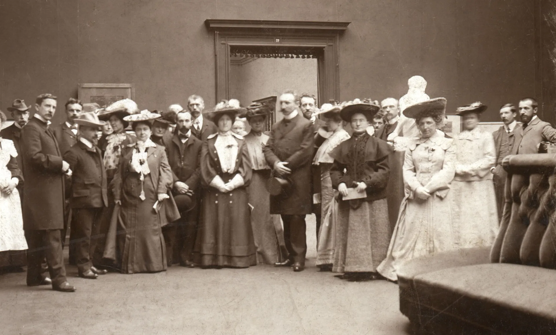 Kunstenaarsverenigingsleden bezoeken een tentoonstelling