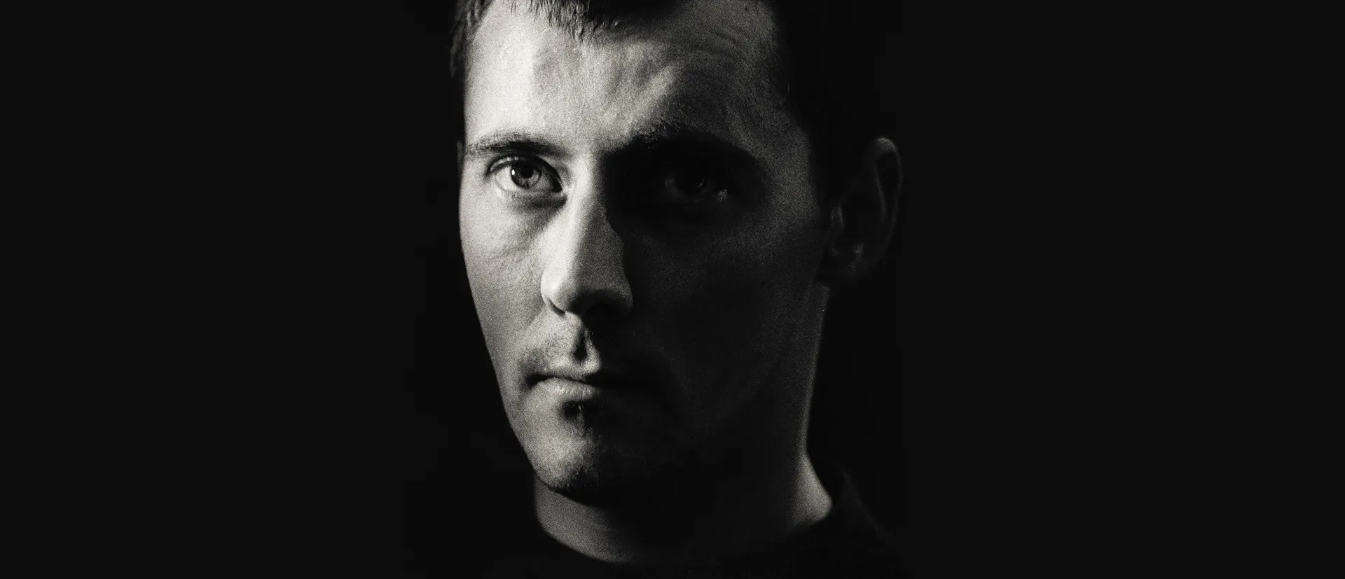 zwart wit portret van kunstenaar david robilliard gemaakt door fotograaf paul evans