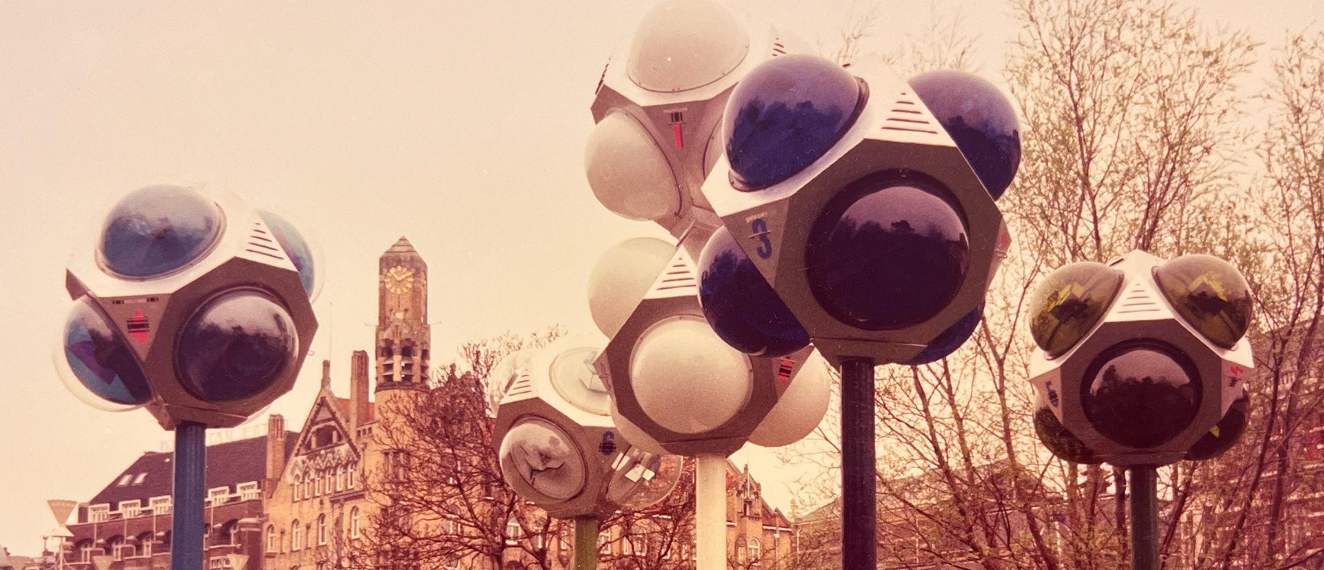 Kinetische objecten door Frans en Marja de Boer Lichtveld in het Leidsebosje in Amsterdam in 1975